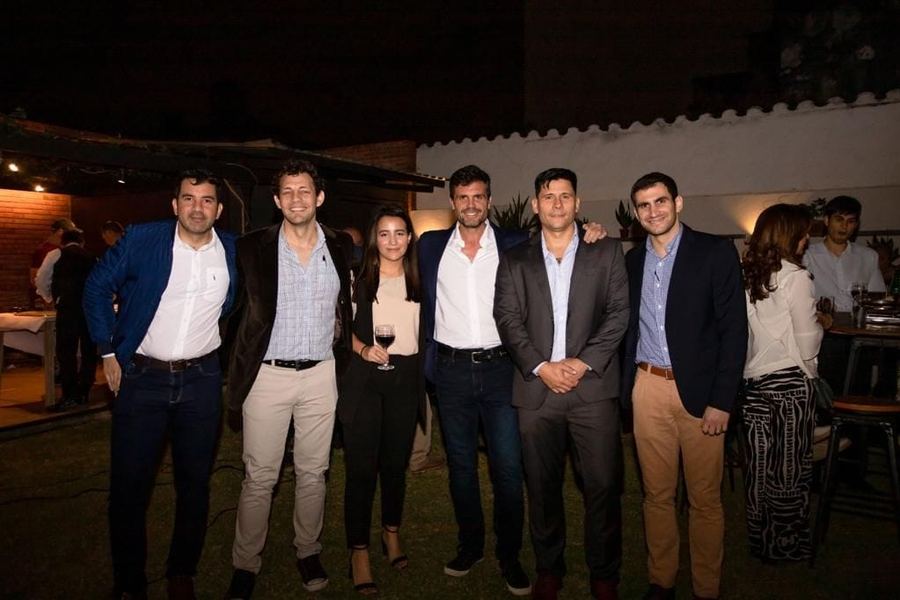 Equipe da Cresia em um encontro à noite